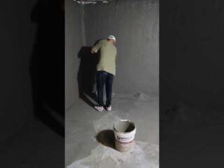 فيديو: معالجة تشققات وعزل خزان مياه أرضي بحي الصفا في جدة