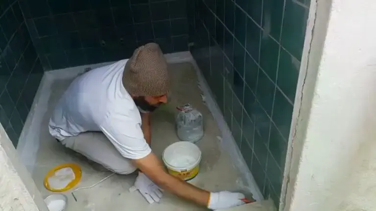 تنفيذ إعادة عزل حمام في حي المنتزه بجدة