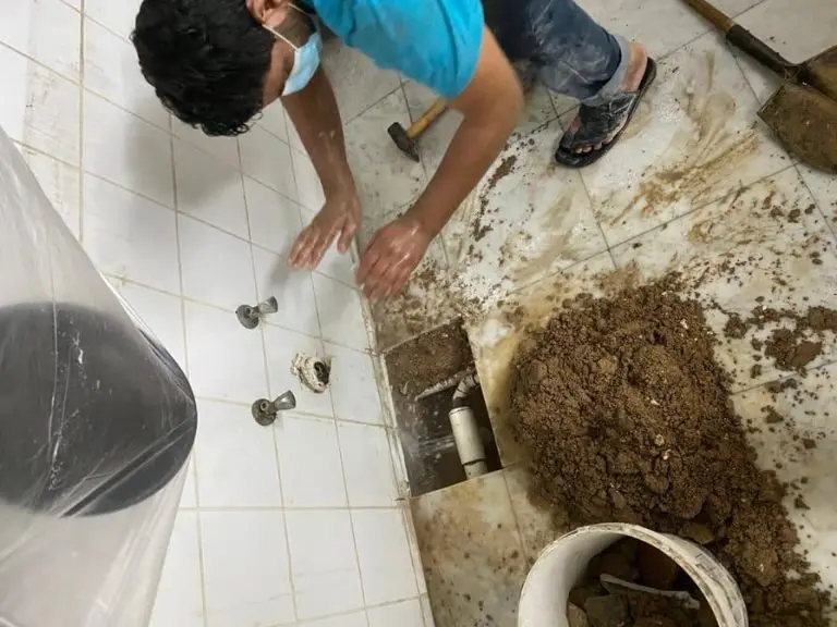 تسربات الحمامات وأثرها على الجدران والأرضيات 0509509545