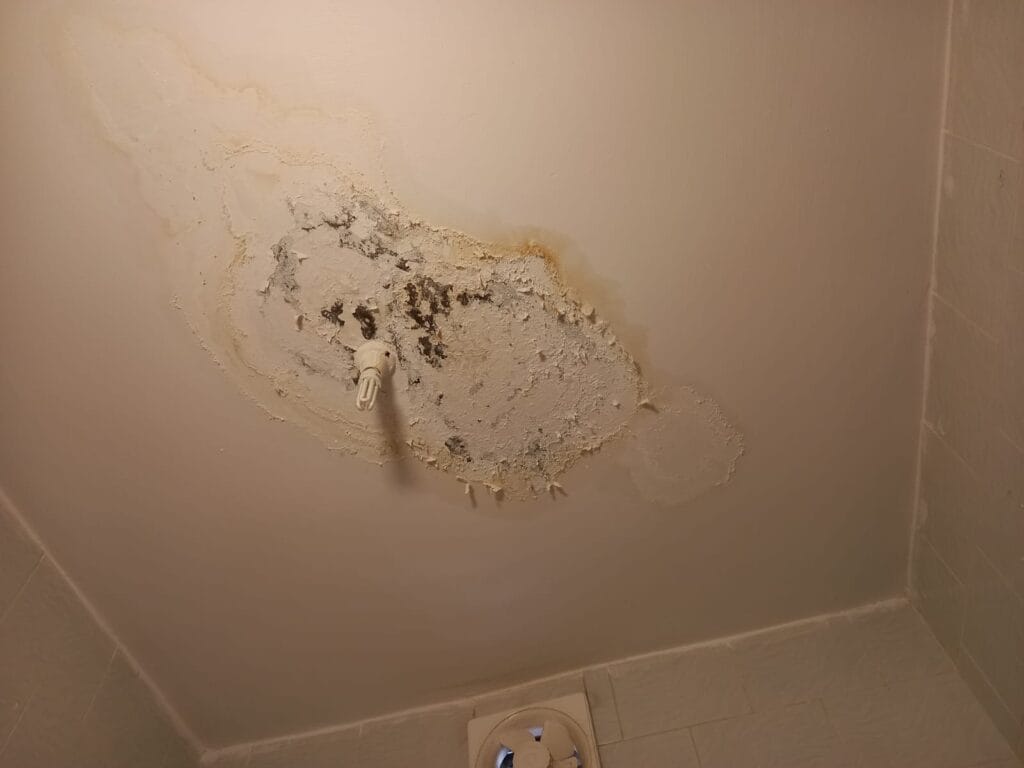 أسباب تسربات المياه في المنازل بمكة