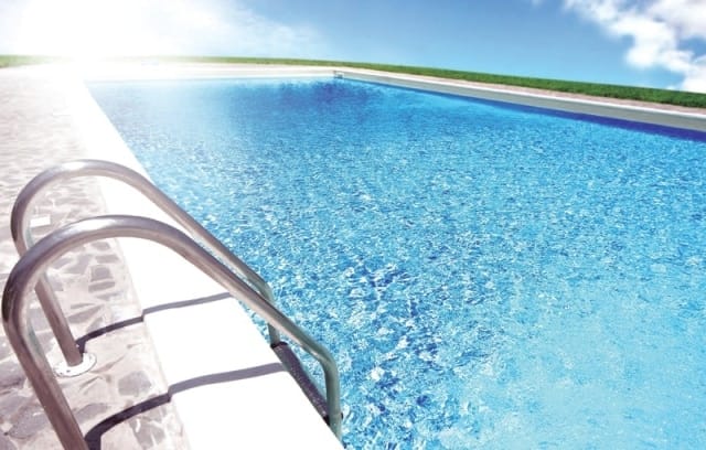 نقص منسوب ماء المسبح في جدة