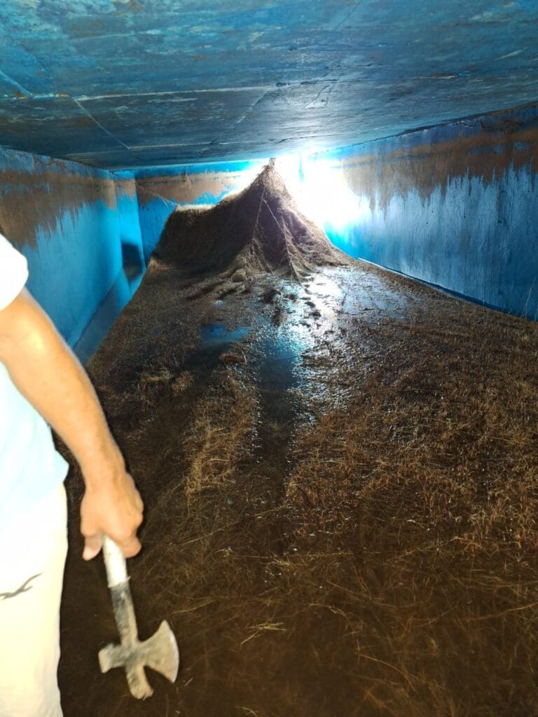تجمع مياه ورطوبة في أرضية غرفة خزان أرضي داخل عمارة في جدة