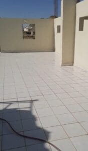 تشققات في سطح منزل مبلط بحي الروضة بجدة قبل العزل